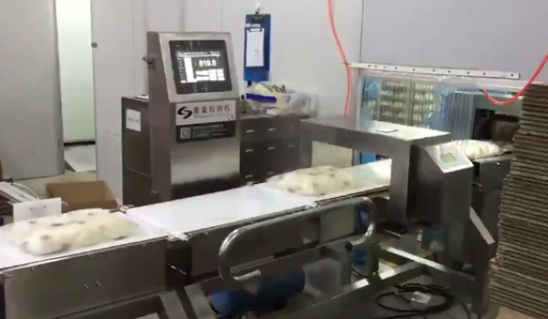 自動檢重秤+金屬探測+掃碼識別 實現(xiàn)自動檢重掃碼一體智能化化